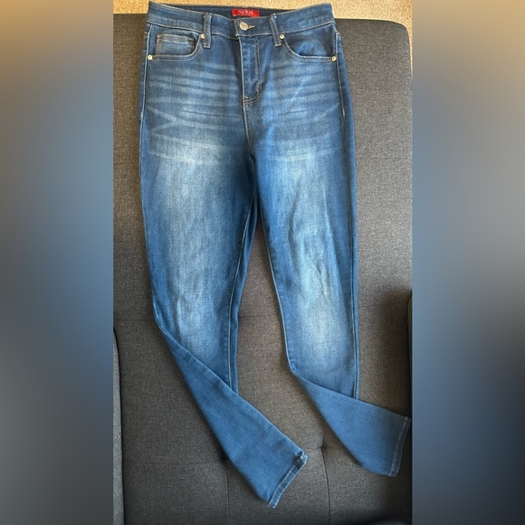 Guess Jeans - Picture 2 of 6